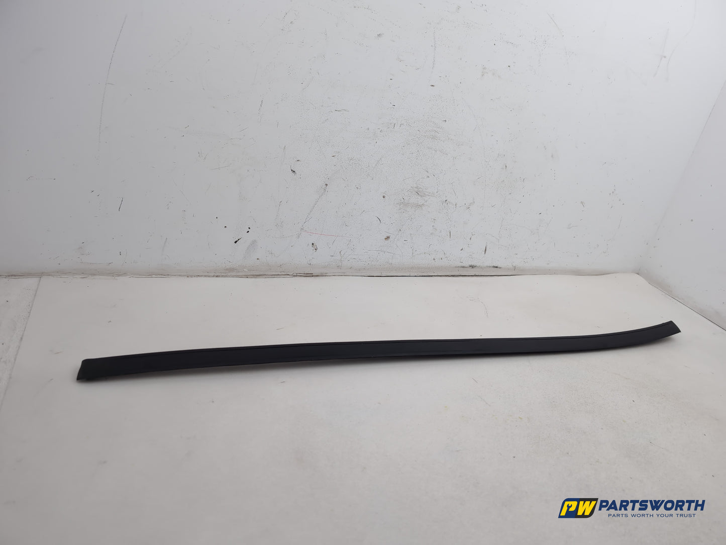 Mercedes R320 R-Class W251 Right Windshield Trim A2516905062 2006-2013 - photo 2