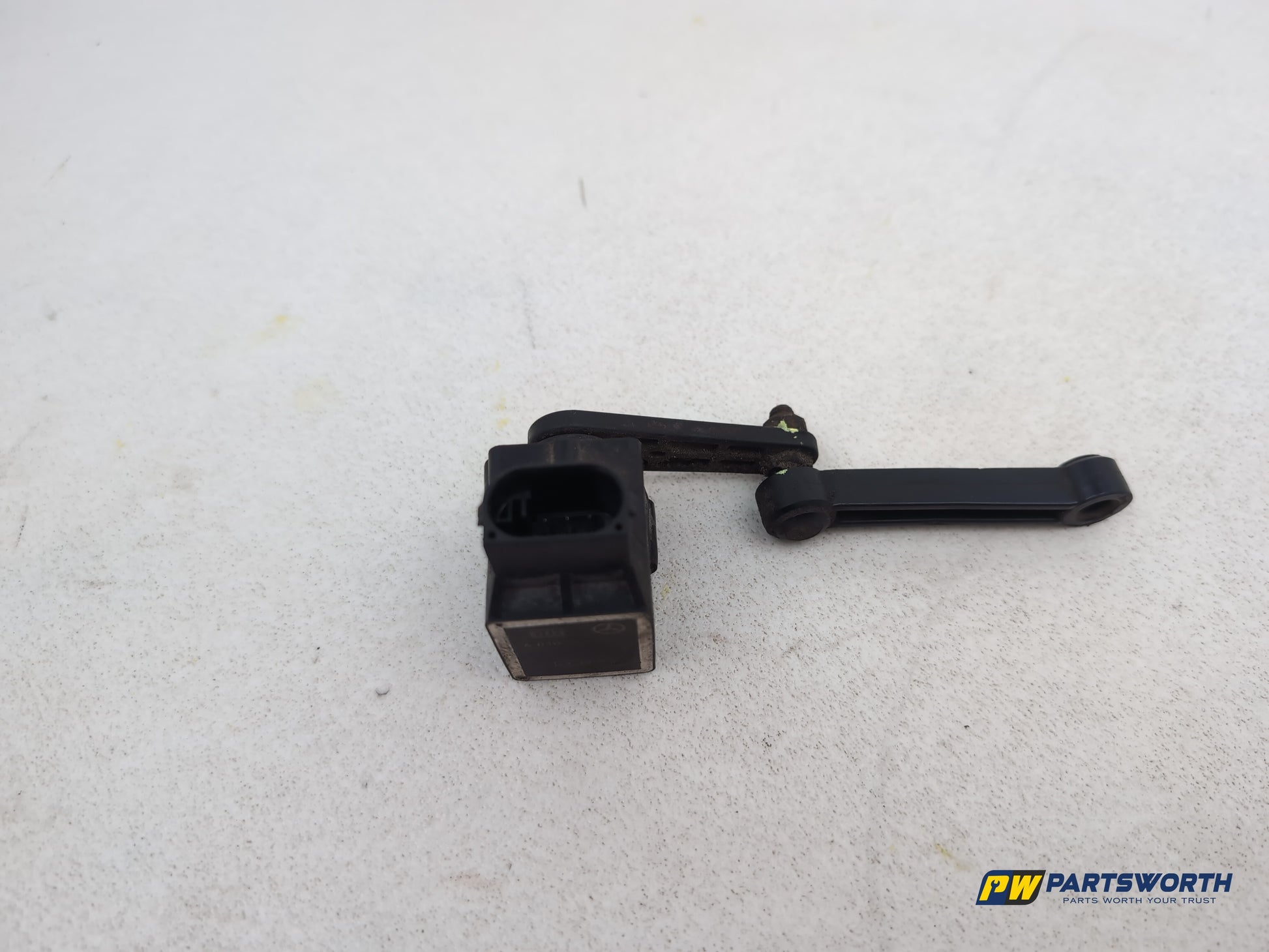Mercedes R320 R-Class W251 Rear Suspension Height Level Sensor A0105427717 - photo 2