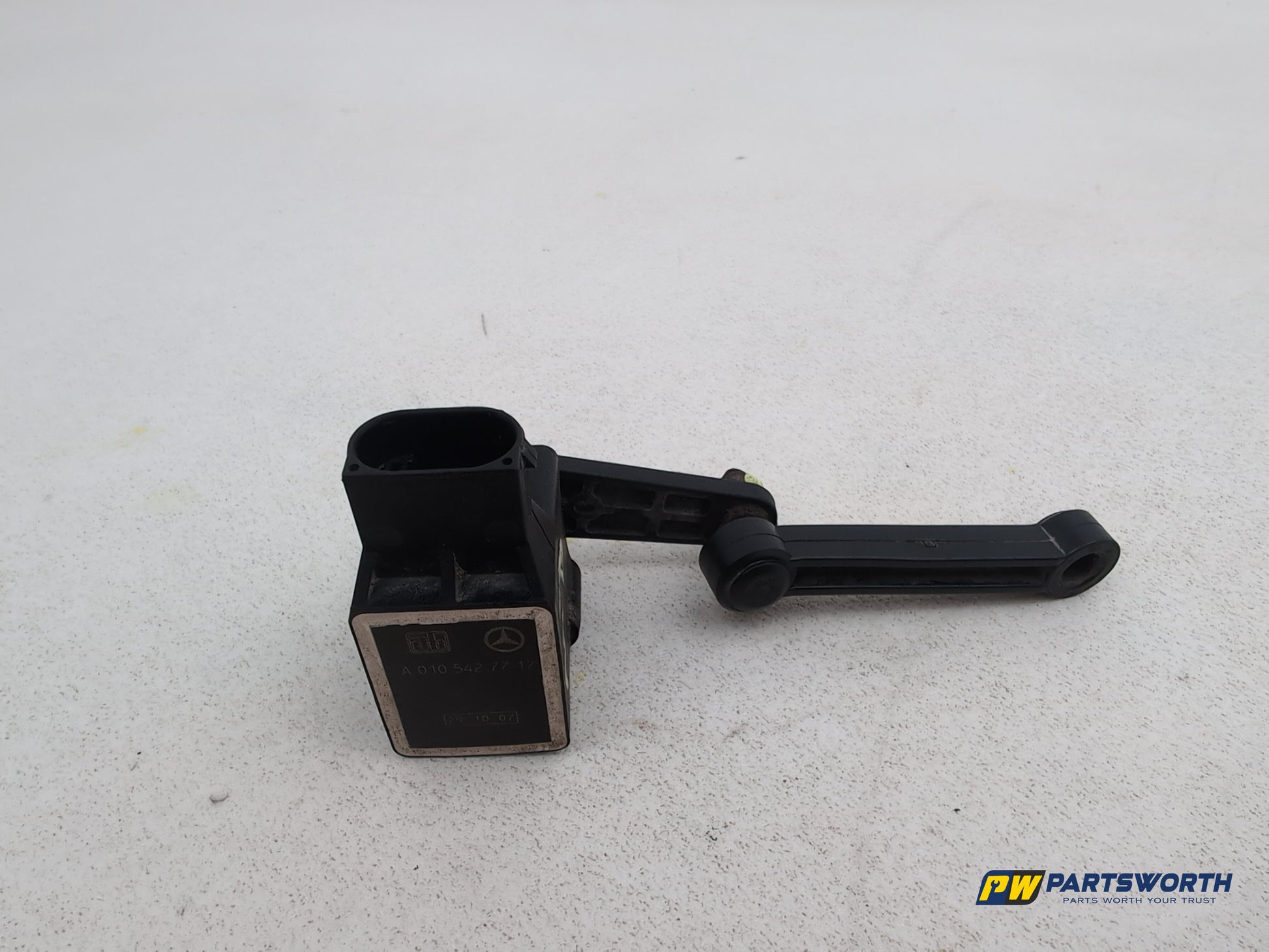 Mercedes R320 R-Class W251 Rear Suspension Height Level Sensor A0105427717 - photo 2