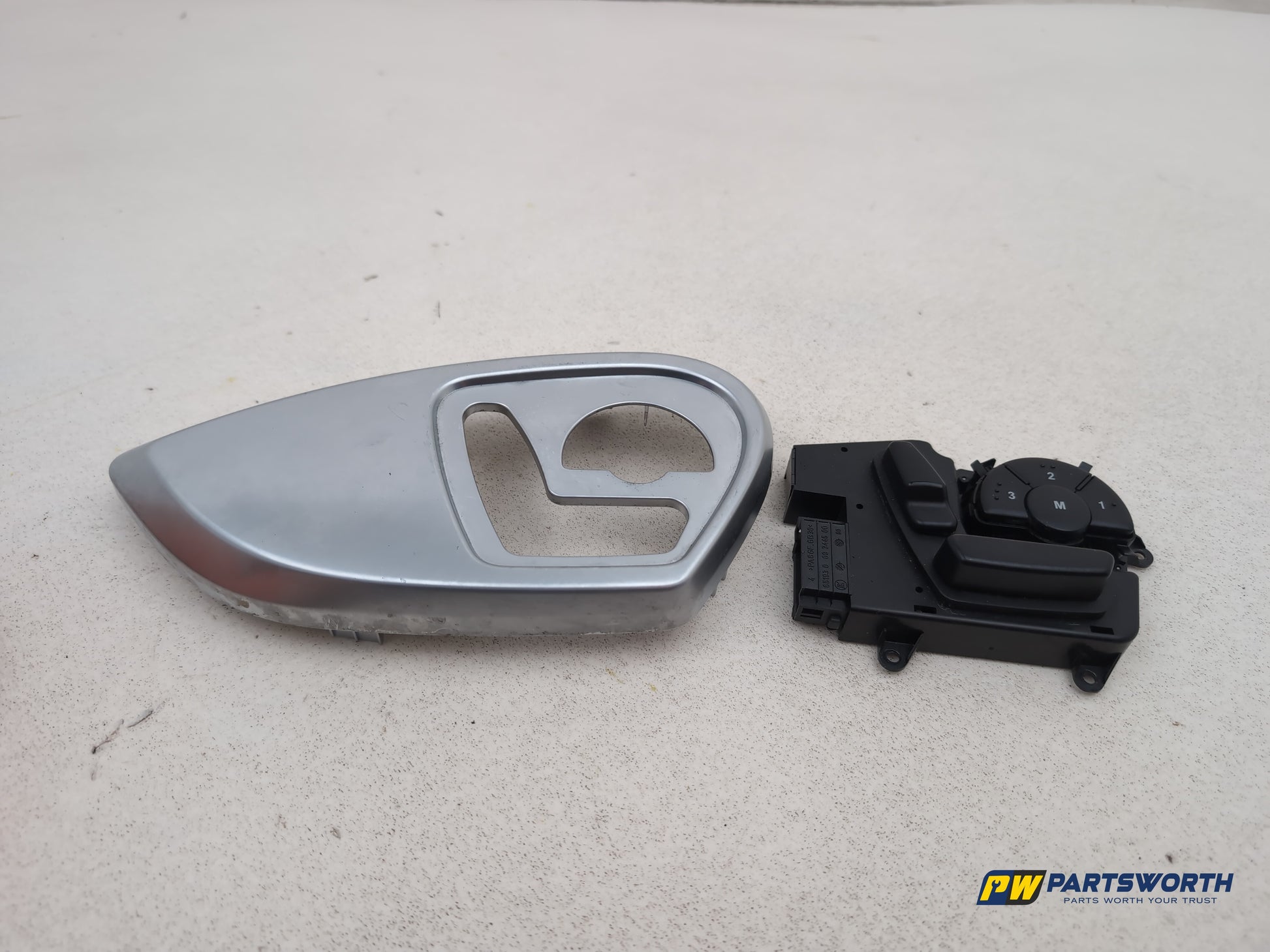 Mercedes R320 R-Class W251 Seat Control Switch Driver Side A1648704410 2006-2013 - photo 2