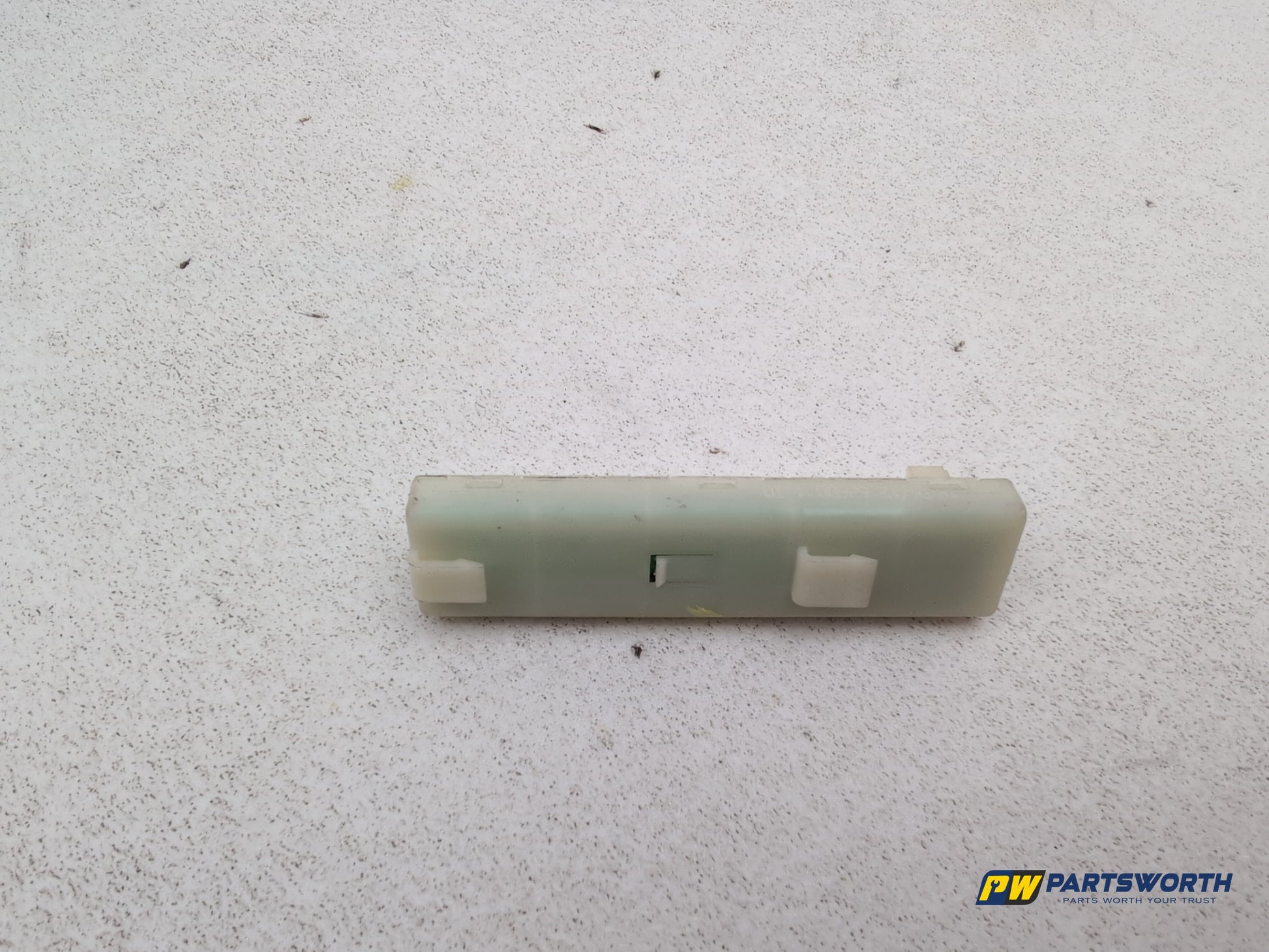 Mercedes W176 W212 W246 Voltage Converter Inverter Power Distributor A0009820212 - photo 2
