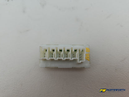 Mercedes W176 W205 W212 Voltage Converter Power Distributor Plug A0009820412 - photo 2