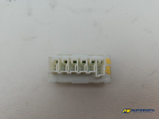 Mercedes W176 W205 W212 Voltage Converter Power Distributor Plug A0009820412 - photo 2