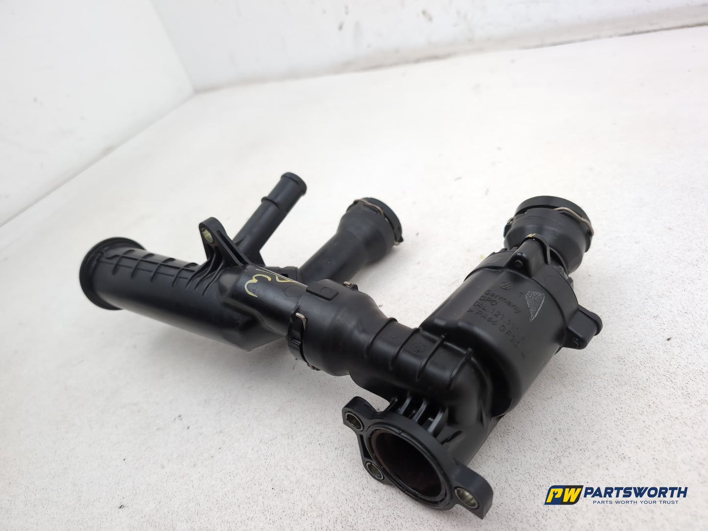 Audi A6 S Line Black Ed 2.0l Diesel Thermostat Housing Pipe 04l121111h 2011-2018 - photo 2