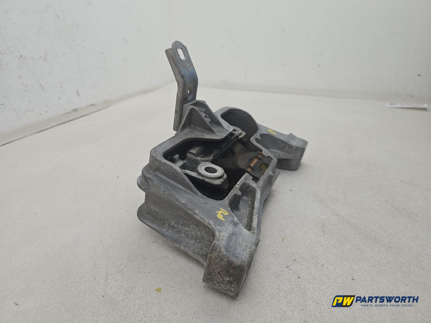 Mercedes-Benz B180 B-Class W246 Engine Mountig Bracket A2462401817 2011-2018 - photo 2