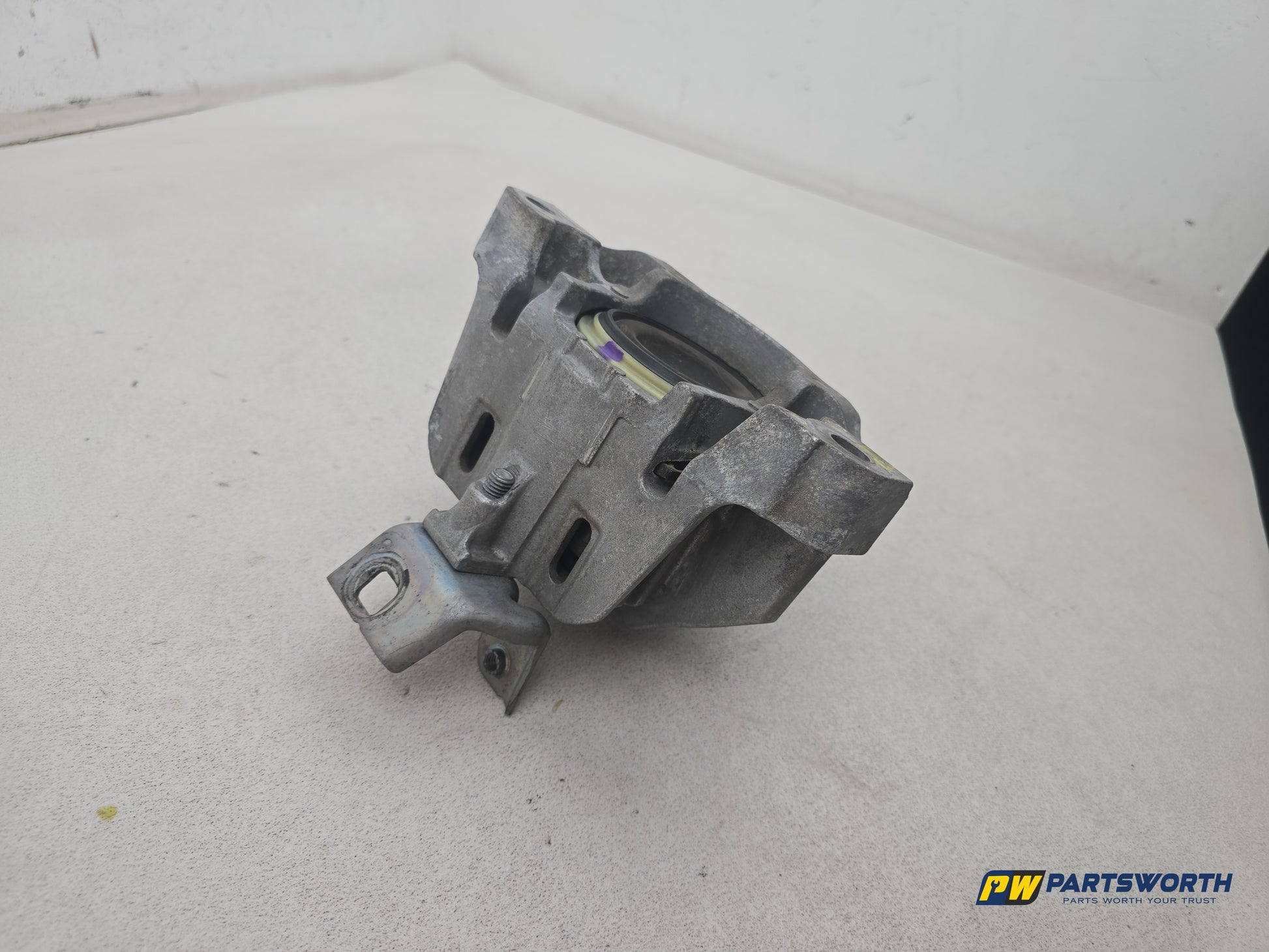 Mercedes-Benz B180 B-Class W246 Engine Mounting Bracket A24624002 2011-2018 - photo 2