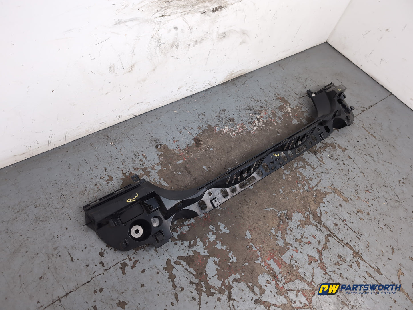 Bmw 5 Series 520d Se Auto F10 Rear Bumper Bracket Guide Mount Centre 7184766 - photo 2