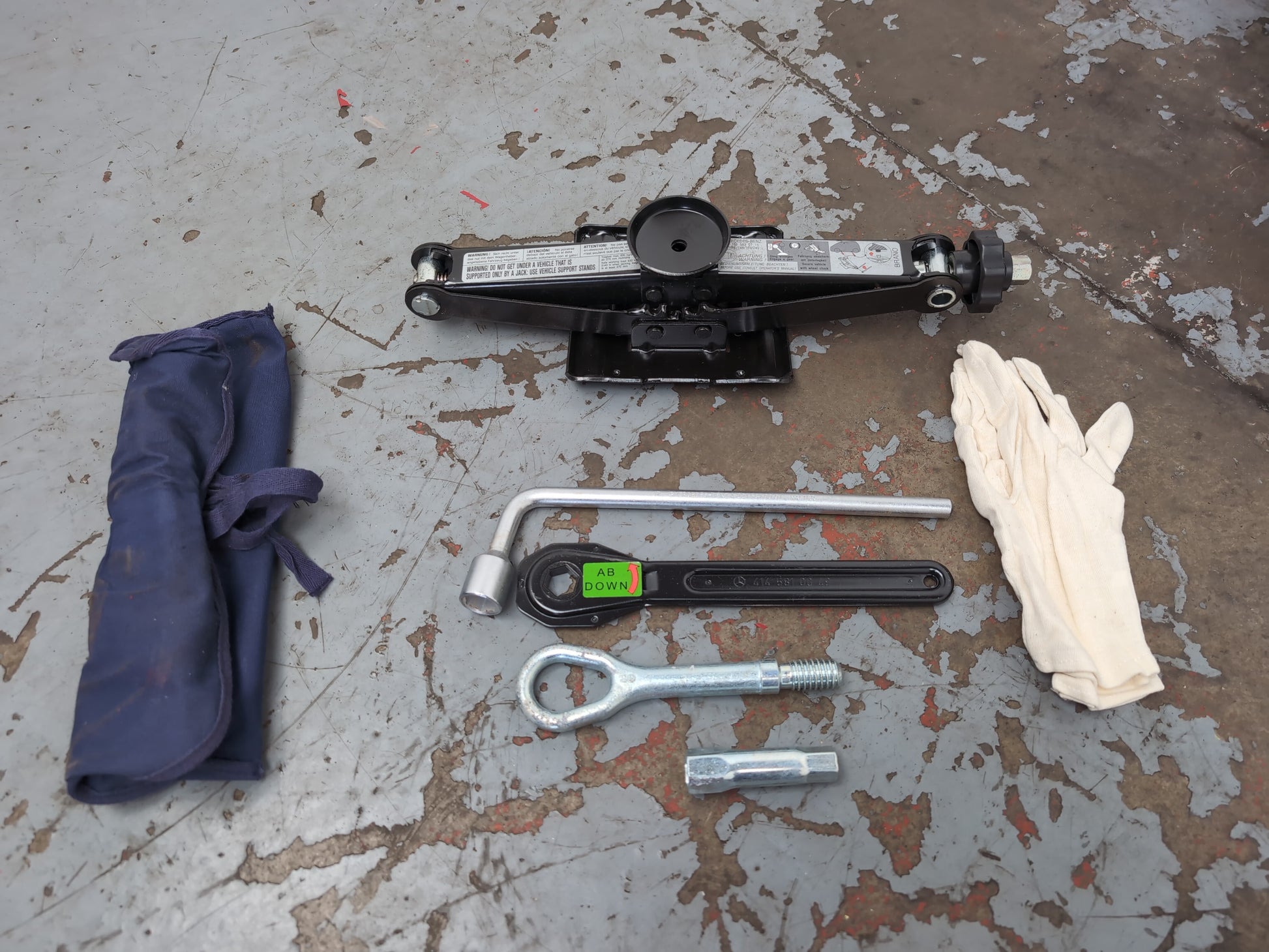 Space Saver Spare Wheel and Tool Kit  7