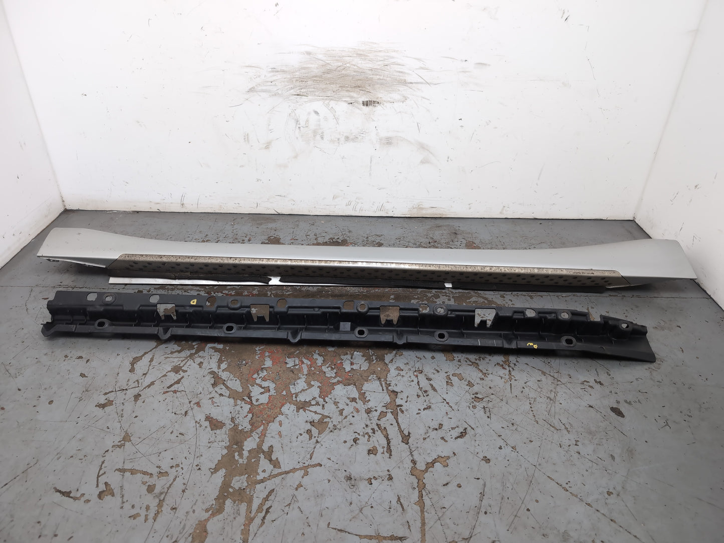 Side Skirt RH 3