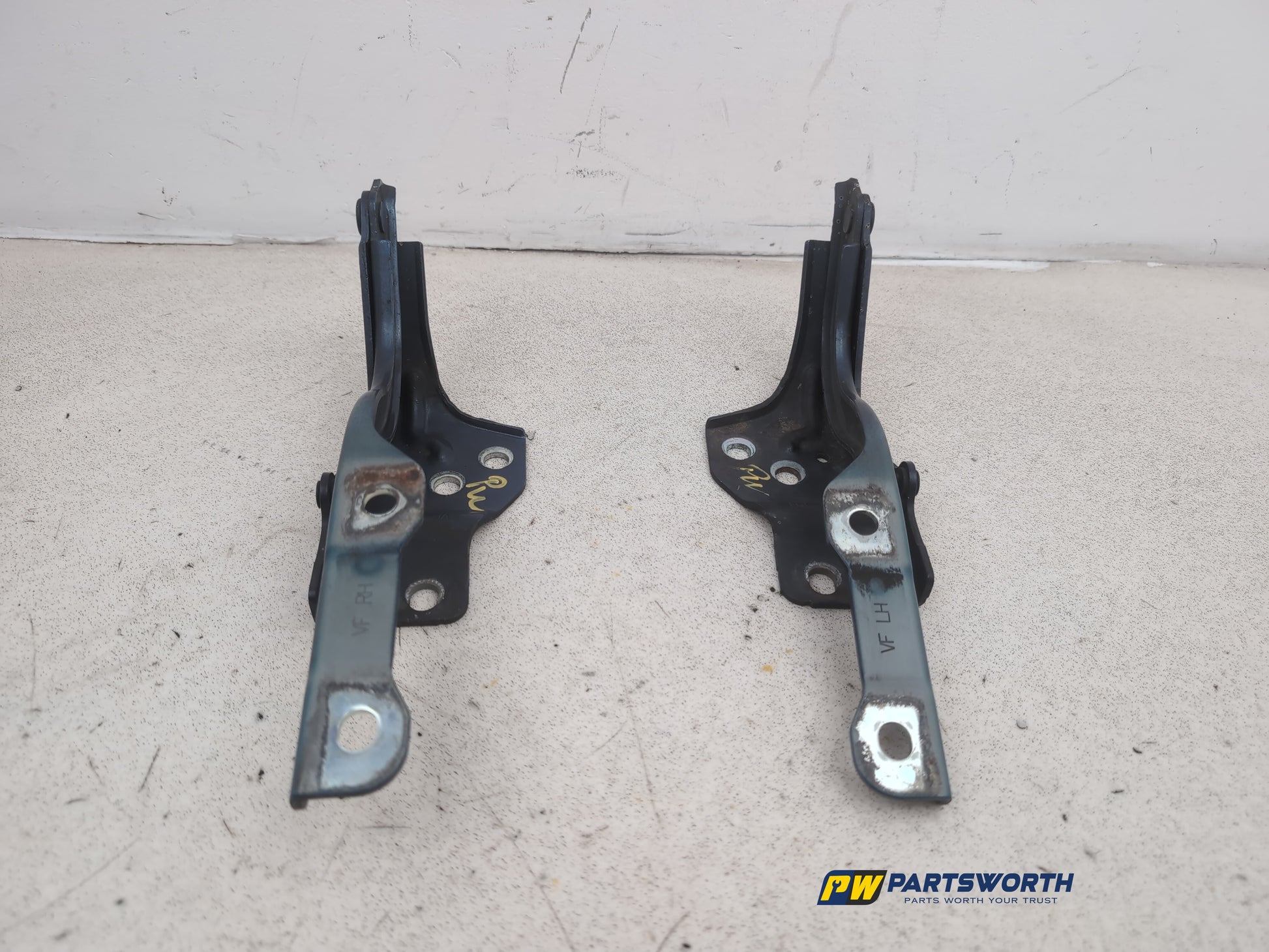 Bonnet Hinges 2