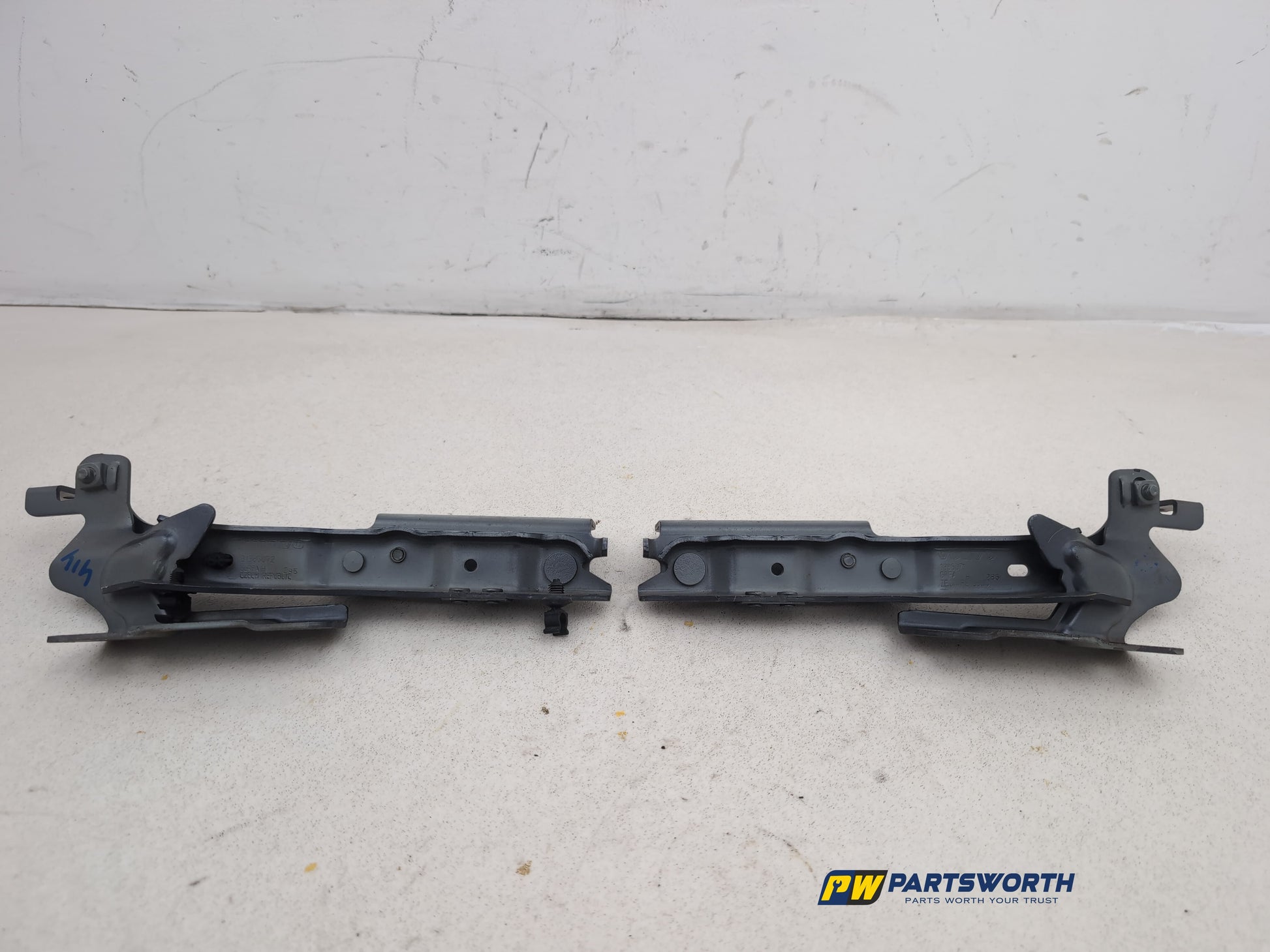 Bonnet Hinges 2