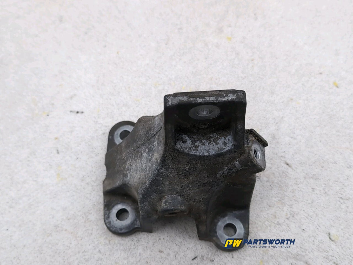 JAGUAR XE PORTFOLIO D AUTO X760 2.0L DIESEL ENGINE MOUNTING BRACKET LEFT 2015-19 1