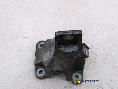 JAGUAR XE PORTFOLIO D AUTO X760 2.0L DIESEL ENGINE MOUNTING BRACKET LEFT 2015-19 1