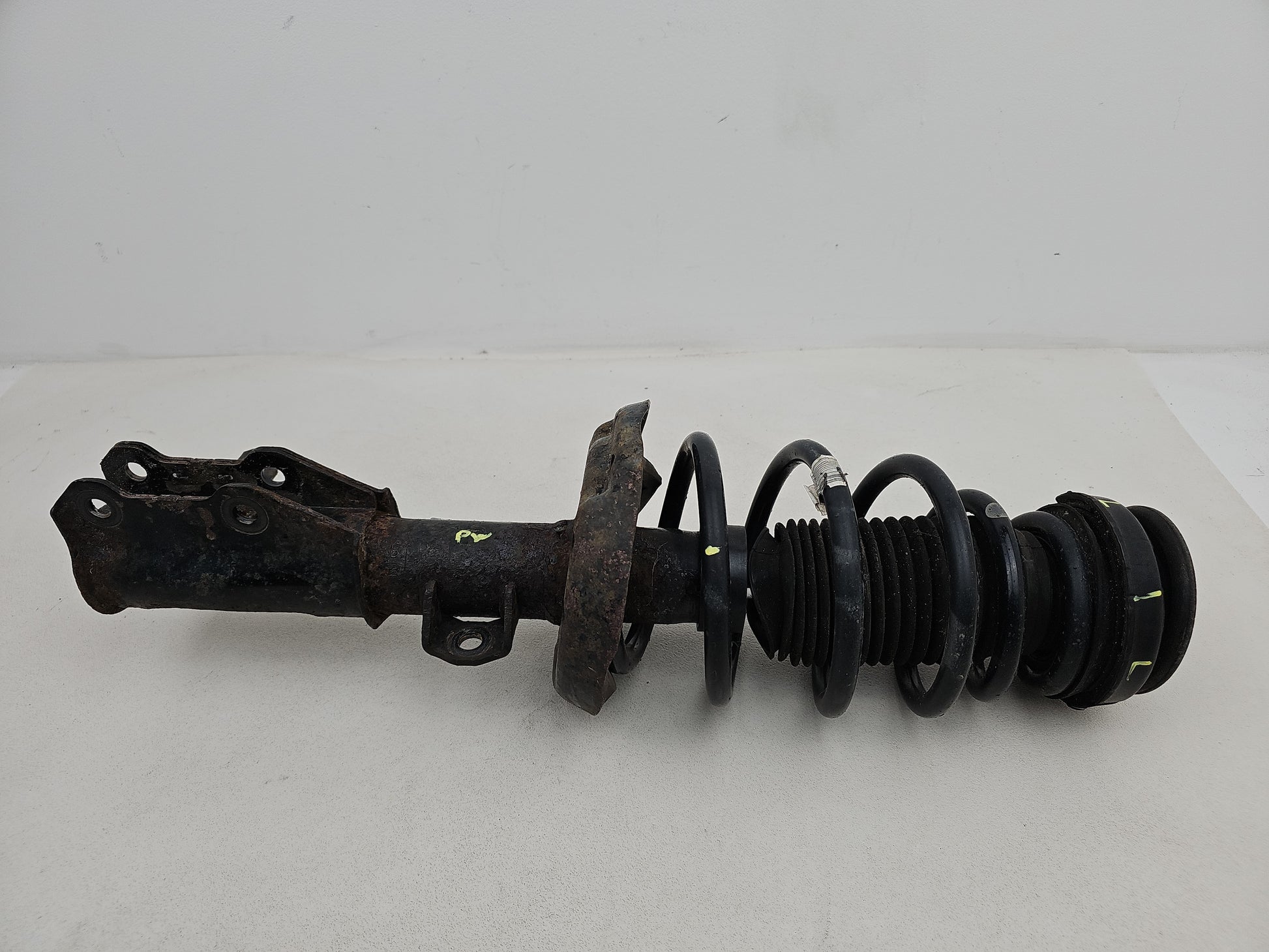 FRONT LEFT SUSPENSION LEG STRUT HUB 1