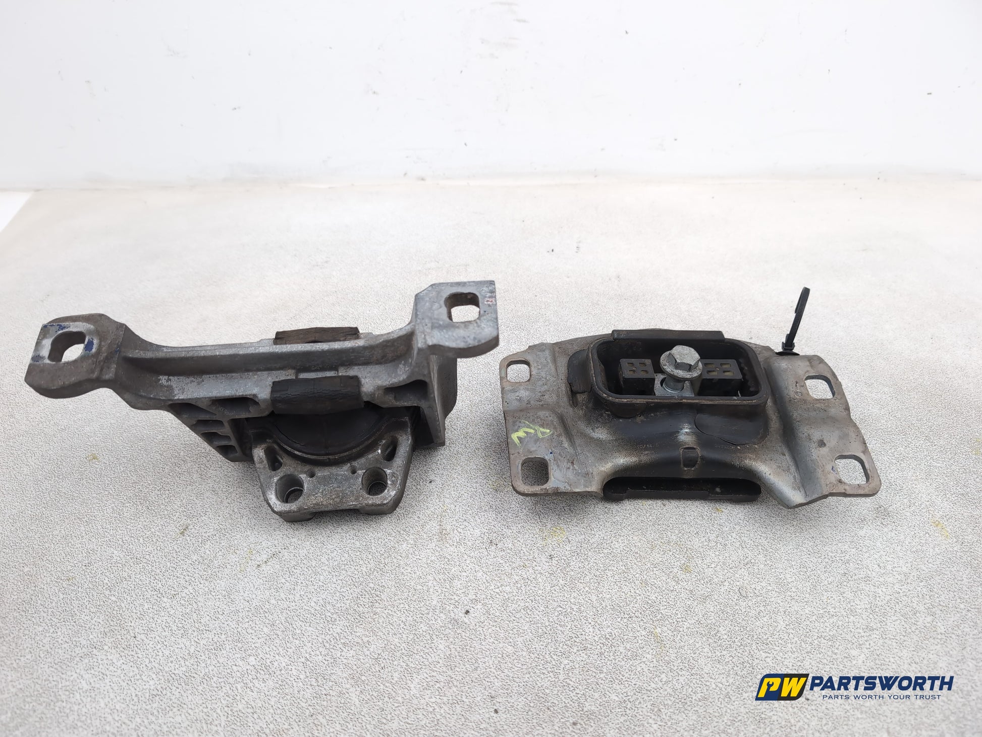 Set Of Engine Mounts LH + RH 1
