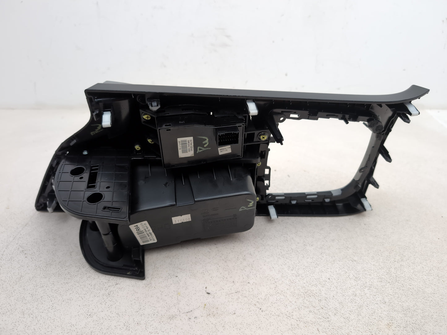 Hyundai I40 Style Crdi 2012 Centre Console Storage Tray & Switches 84670-3z900 - photo 7