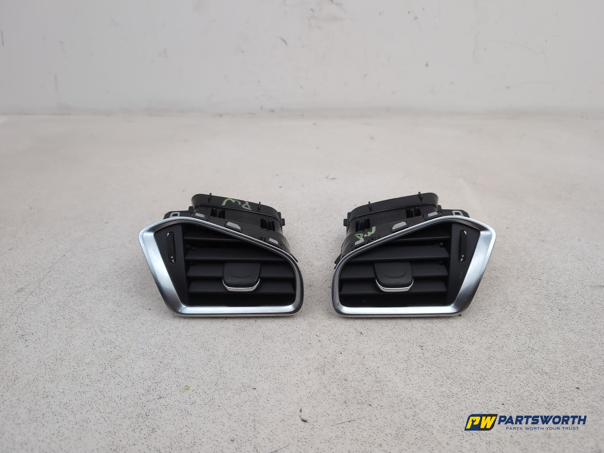 Citroen C4 Vtr+ Hdi Dashboard Trim With Air Vent Pair 9676606977 2010-2013