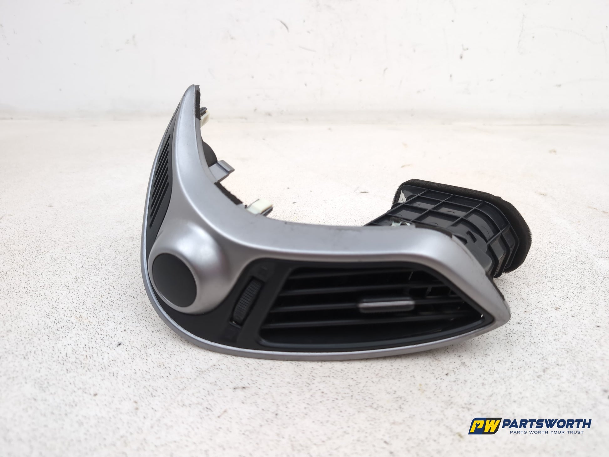 Hyundai Ix35 Style 2wd Air Vent Grille Centre Left Passenger Side 974102s900