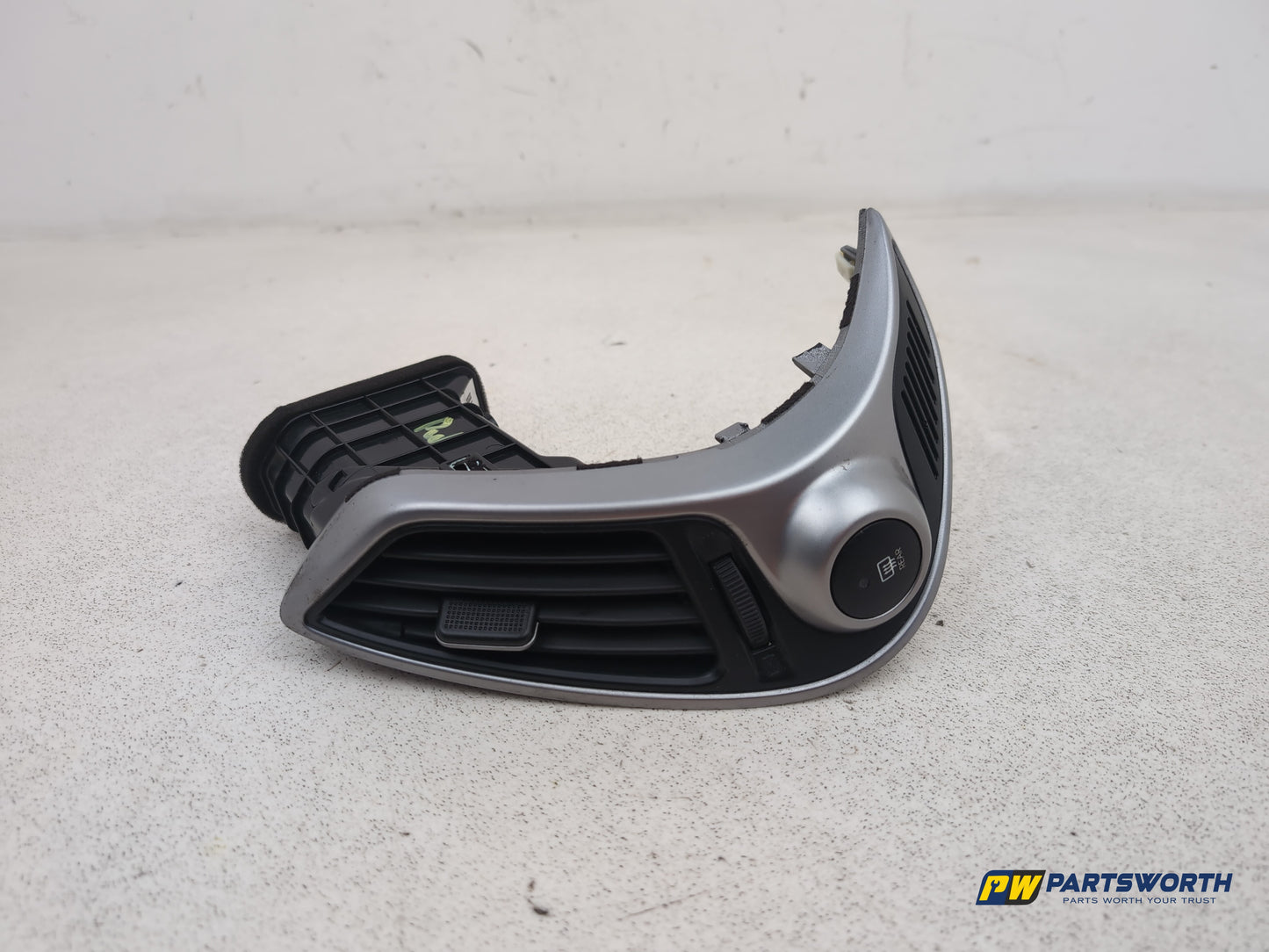 Hyundai Ix35 Style 2wd Dashboard Centre Air Vent Right Driver Side 974202s900