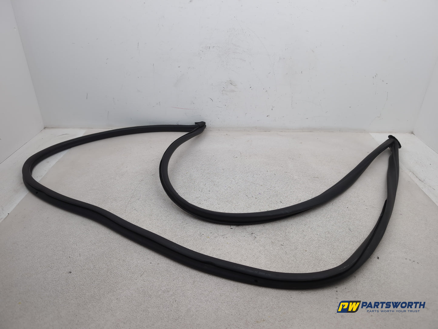 Porsche Cayenne Tiptronic S Front Bonnet Seal Rubber 7l5823707 2003-2010
