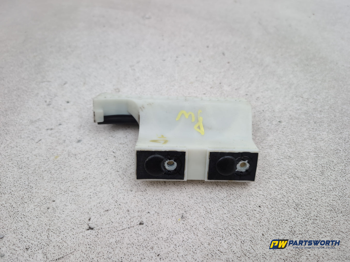Peugeot 208 Active Front Driver Right Door Glass Window Guide 9673361080