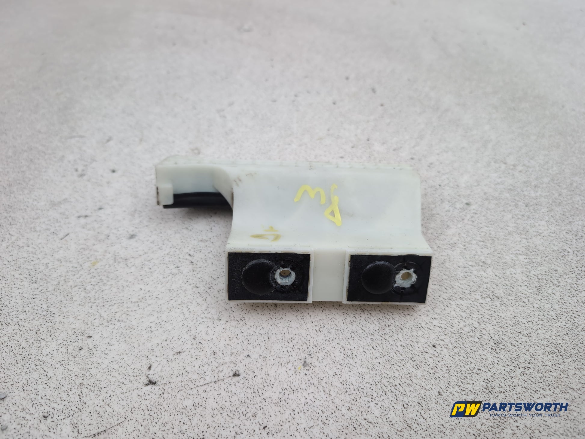 Peugeot 208 Active Front Driver Right Door Glass Window Guide 9673361080