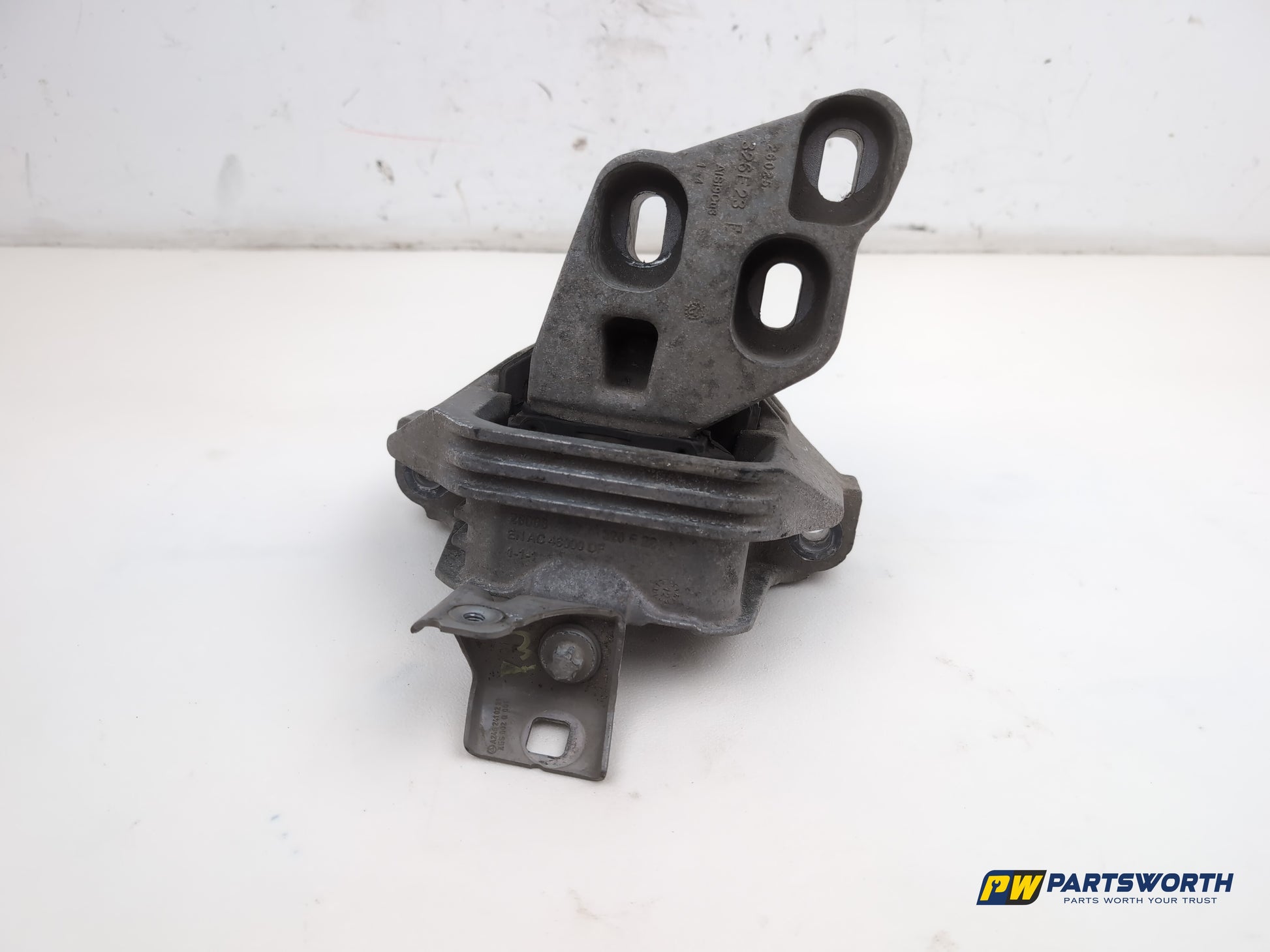 Mercedes-Benz B180 Blueefficiency Sport Engine Mounting Bracket Passenger Side