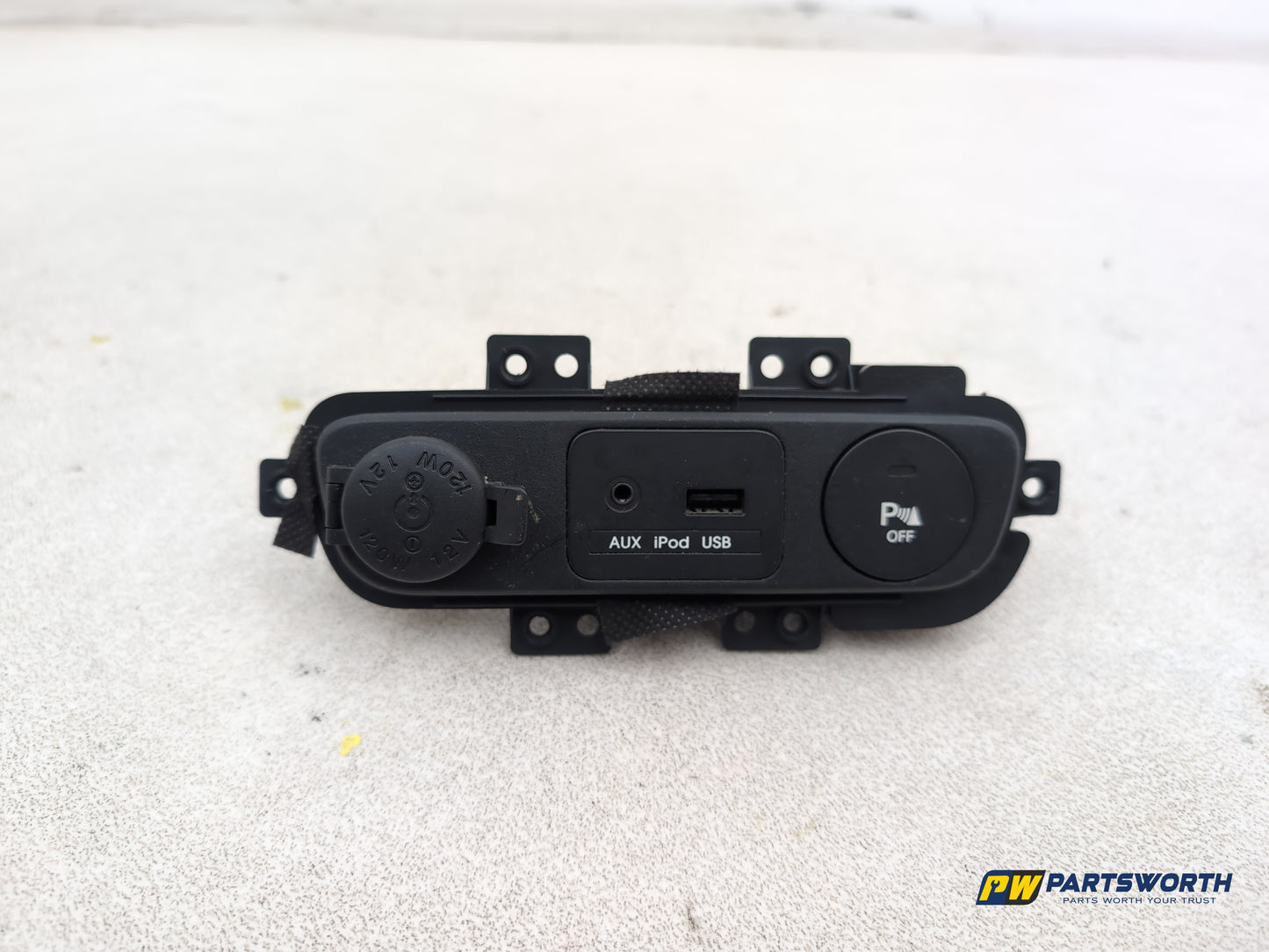 Kia Sportage 3 Sat Nav Crdi Aux Socket And Parking Switch 846323u900 2010-2013