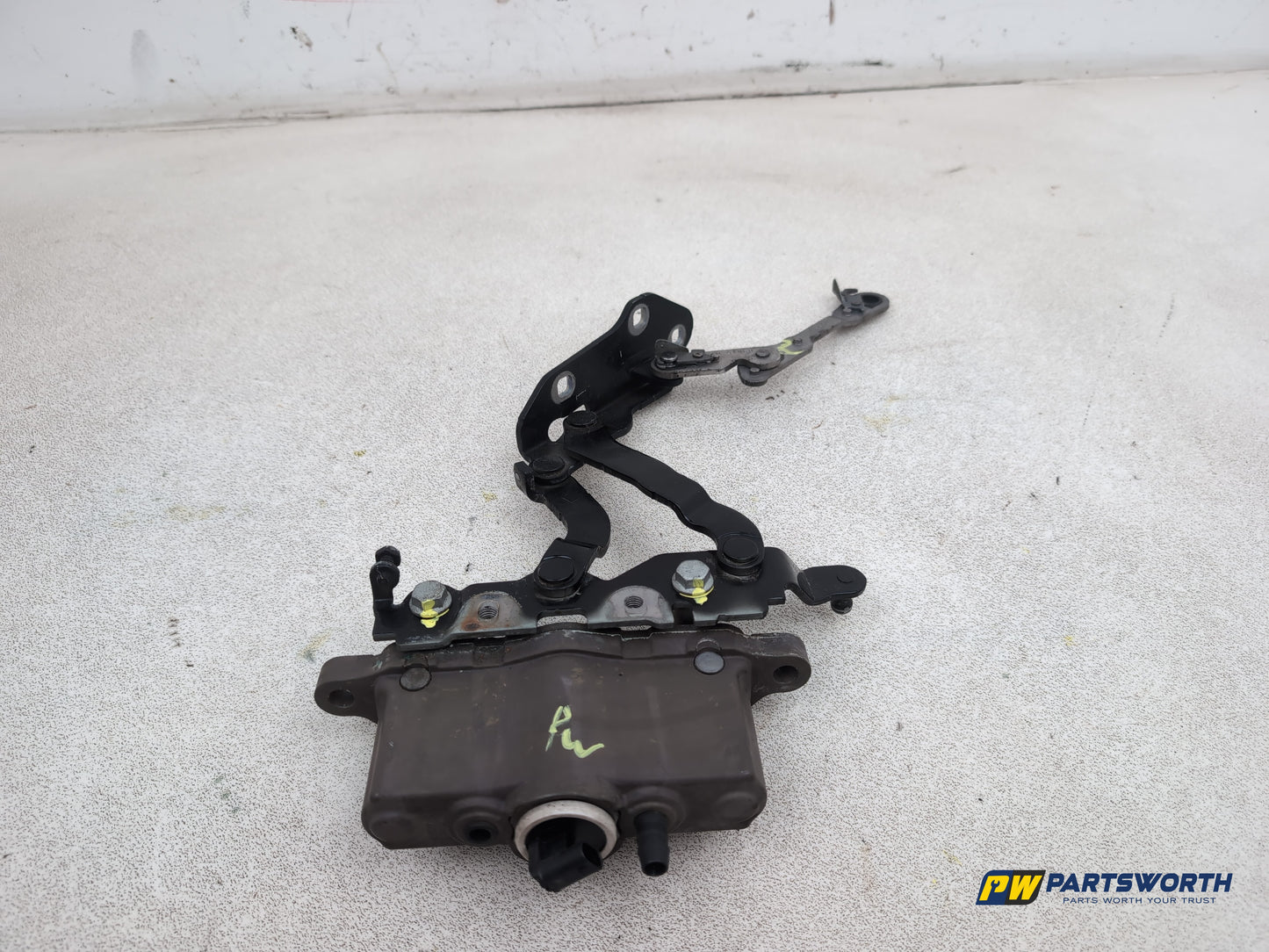 Mercedes-Benz E220 E-Class Saloon Bonnet Hinge Lh Passenger Side A2048800128