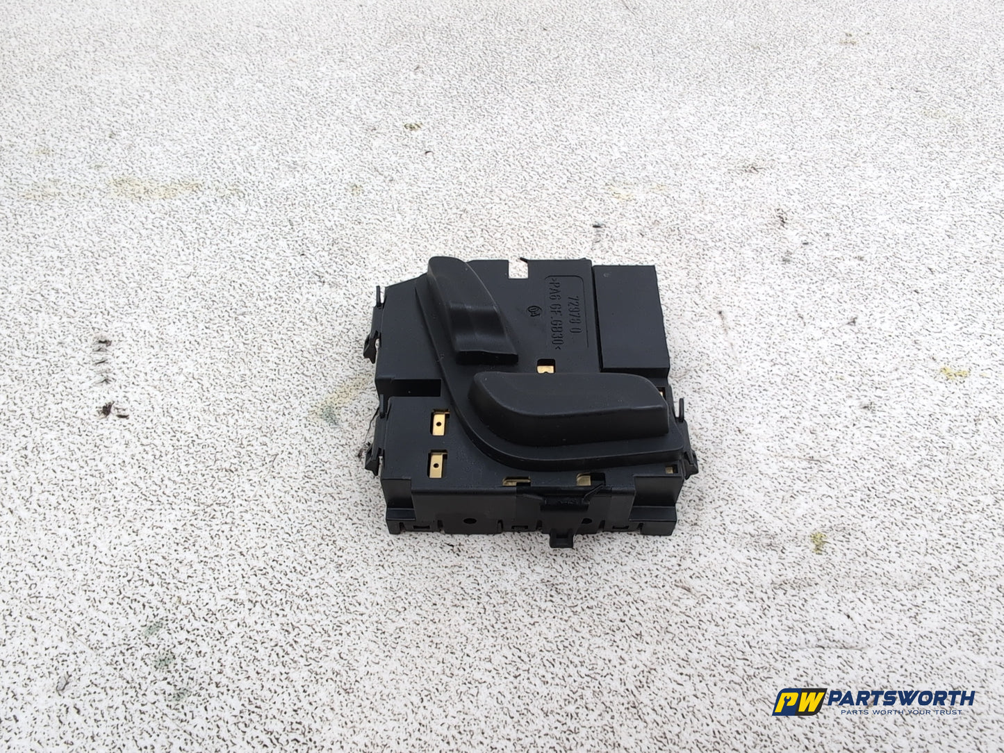 Mercedes-Benz E220 E-Class W212 Front Right Seat Control Switch A2048701958
