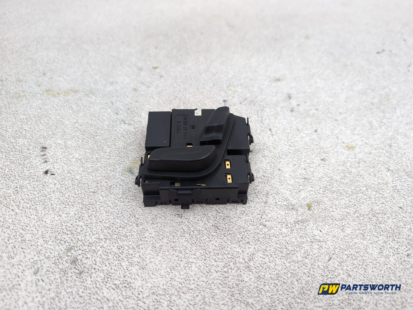 Mercedes-Benz E220 E-Class W212 Front Left Seat Control Switch A2048701858