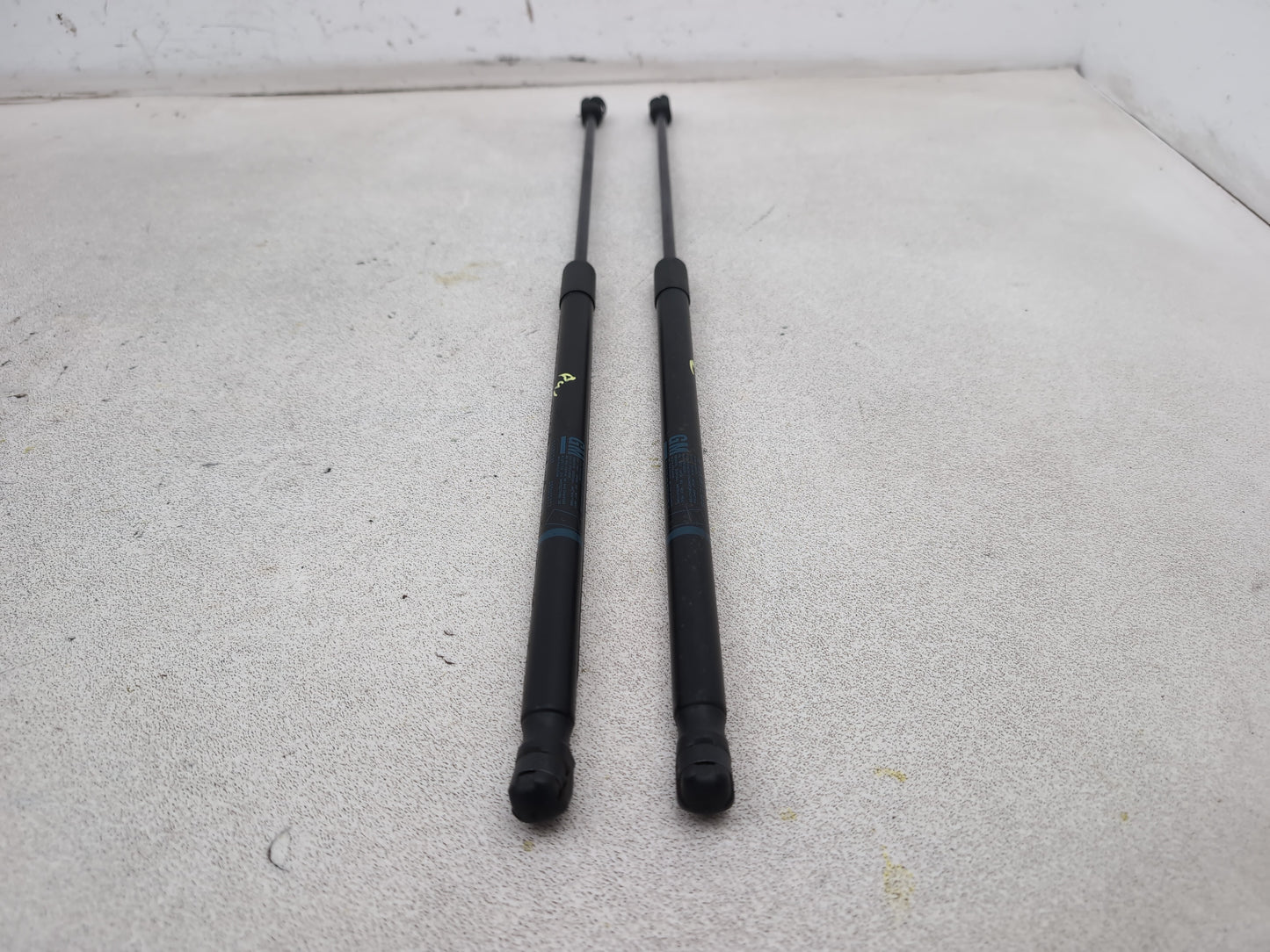 Vauxhall Corsa Se Tailgate Boot Lid Gas Strut 13182537 2006-2014