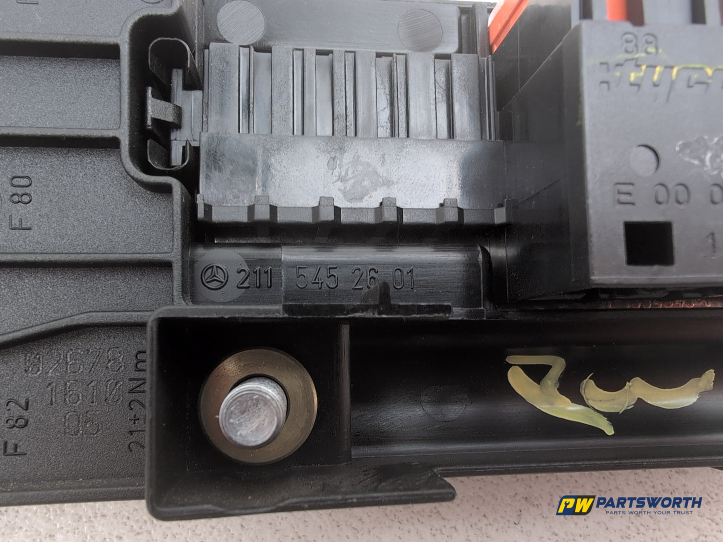 Mercedes R320 R-Class W251 Fuse Relay Box Battery Terminal Positive A2115452601 - photo 7