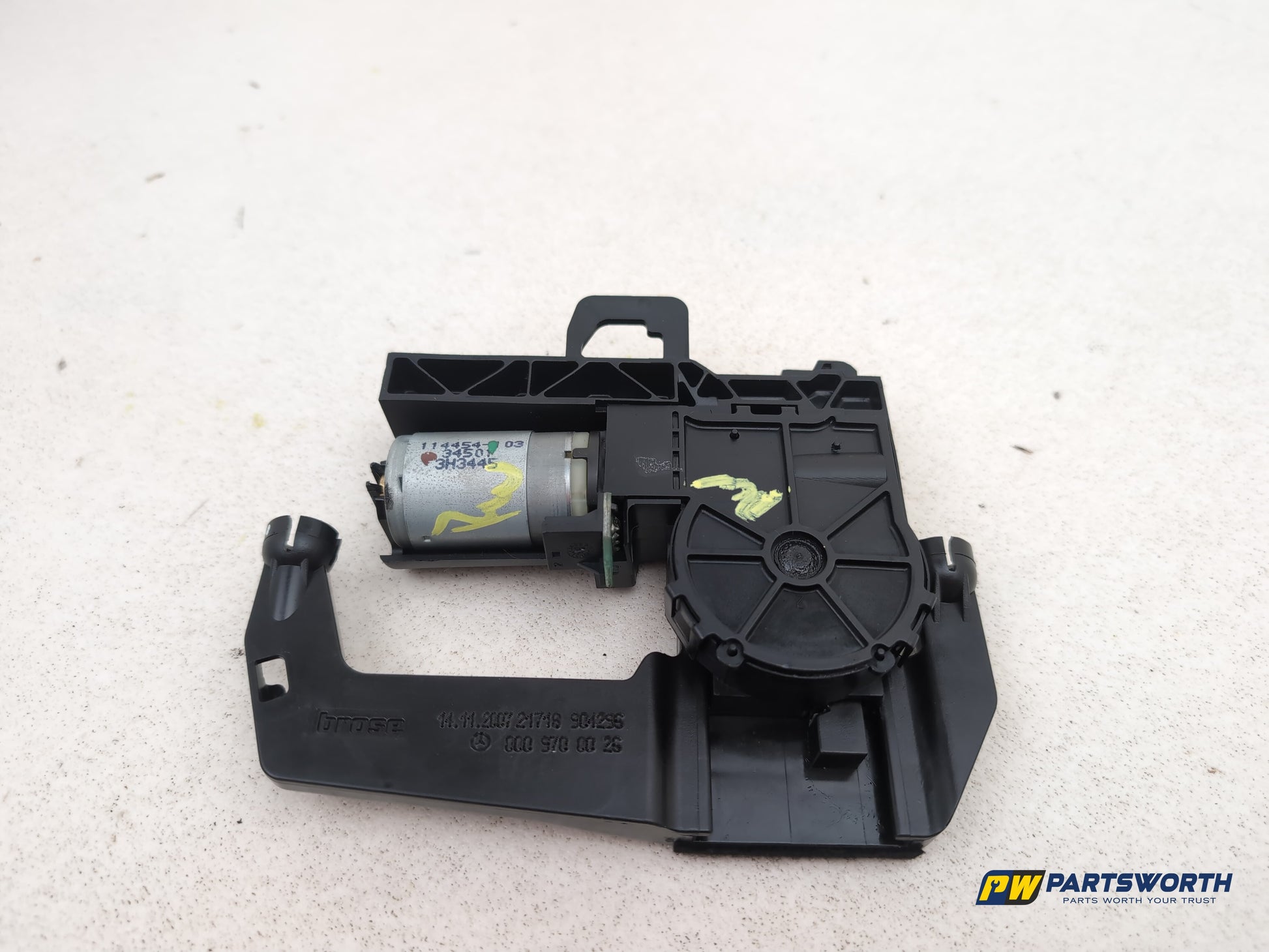 Mercedes R320 R-Class W251 Front Seats Folding Headrest Actuator A0009700026