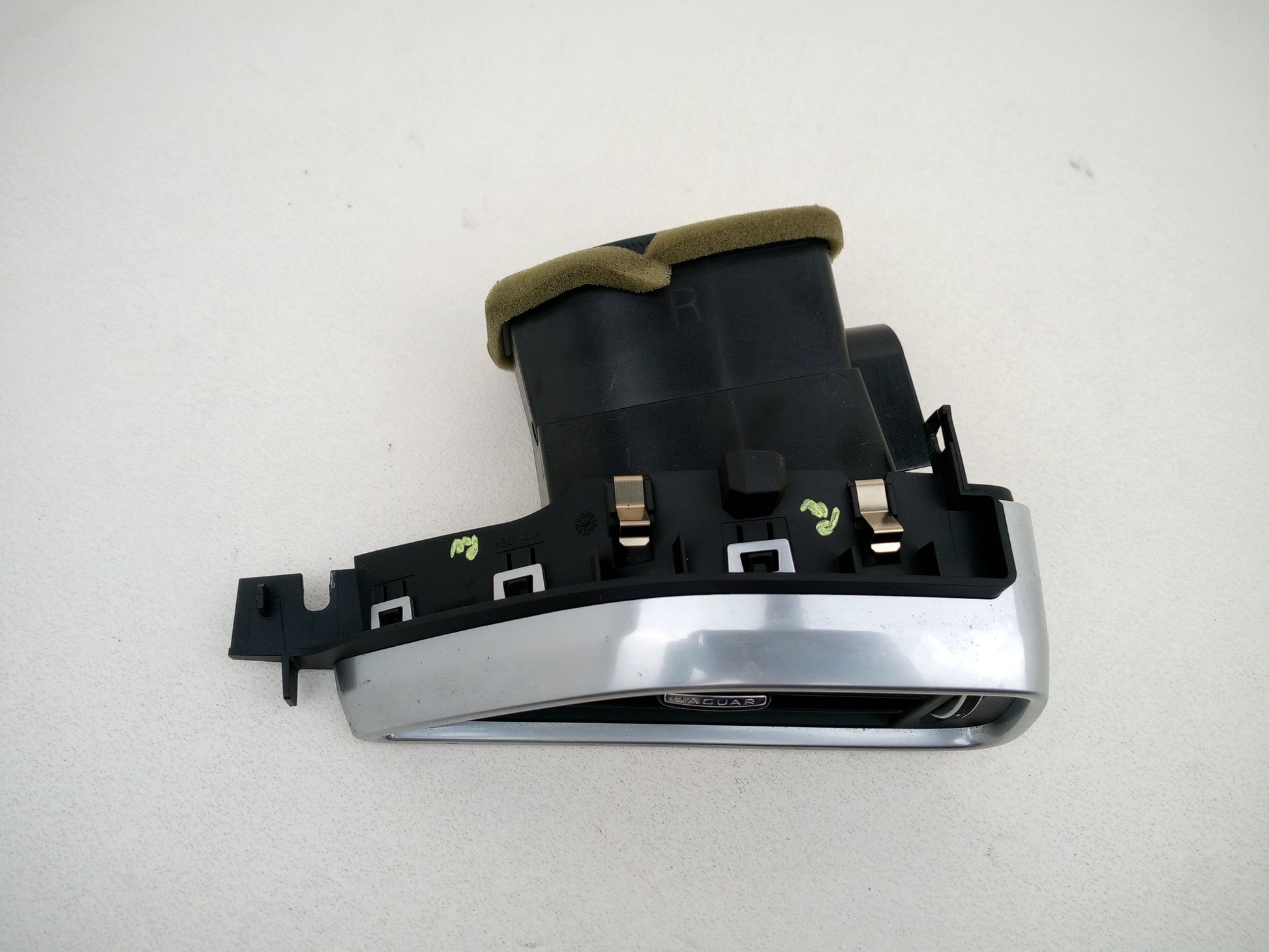 Facia Vent Centre 4