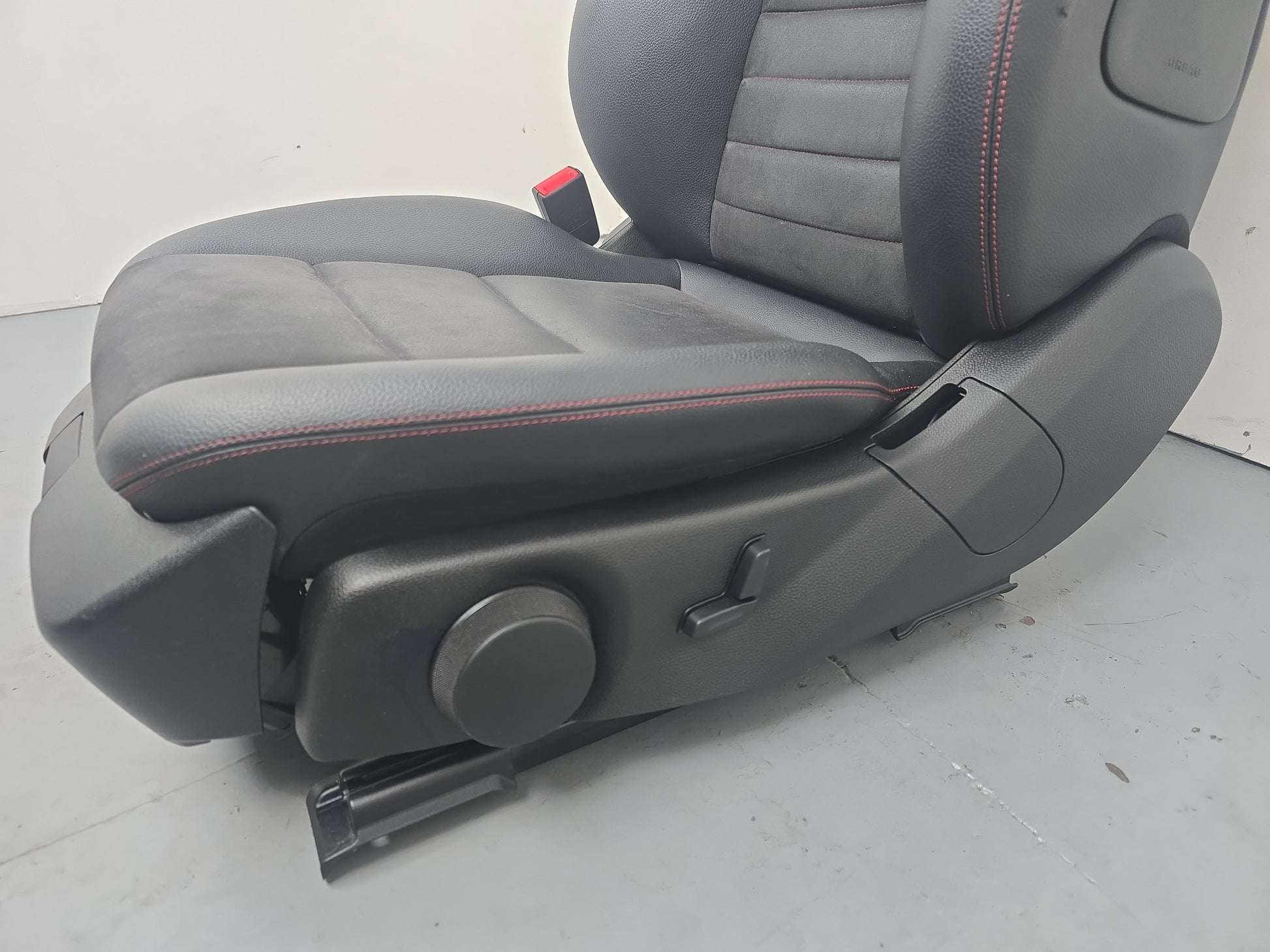 Mercedes-Benz C250 Amg Seat Front Lh Left Black With Red Stiching 2007-2014 - photo 4