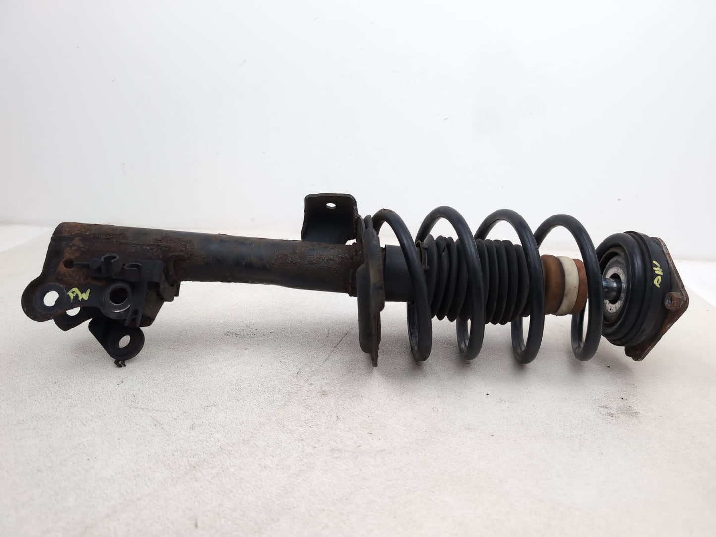FRONT LEFT SUSPENSION LEG STRUT HUB 4
