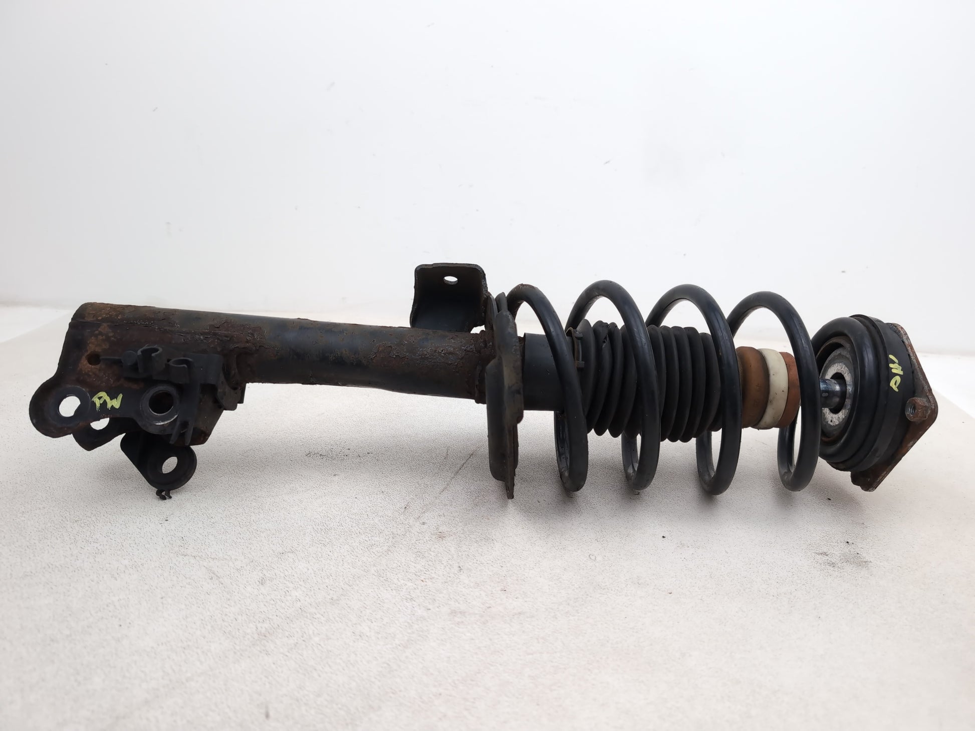 FRONT LEFT SUSPENSION LEG STRUT HUB 4