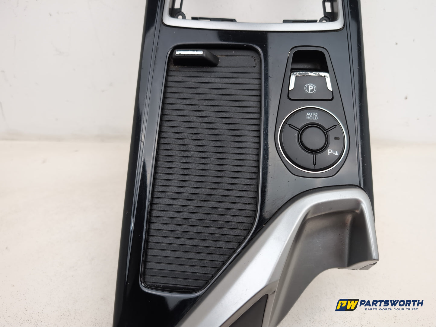 Hyundai I40 Style Crdi 2012 Centre Console Storage Tray & Switches 84670-3z900 - photo 4