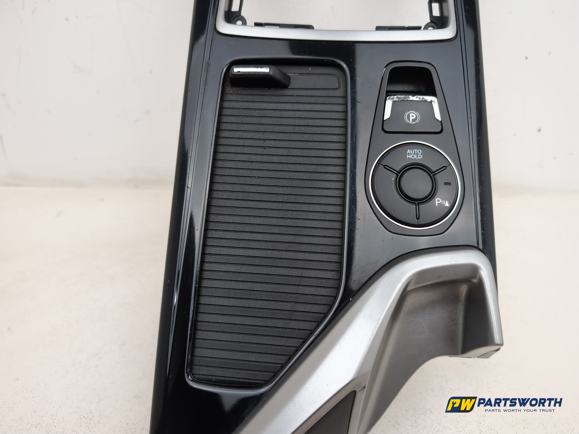 Hyundai I40 Style Crdi 2012 Centre Console Storage Tray & Switches 84670-3z900 - photo 4