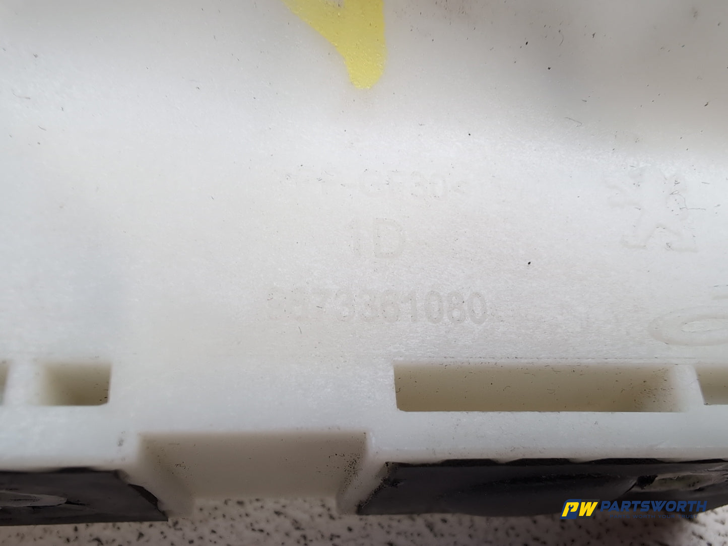Peugeot 208 Active Front Driver Right Door Glass Window Guide 9673361080 - photo 4