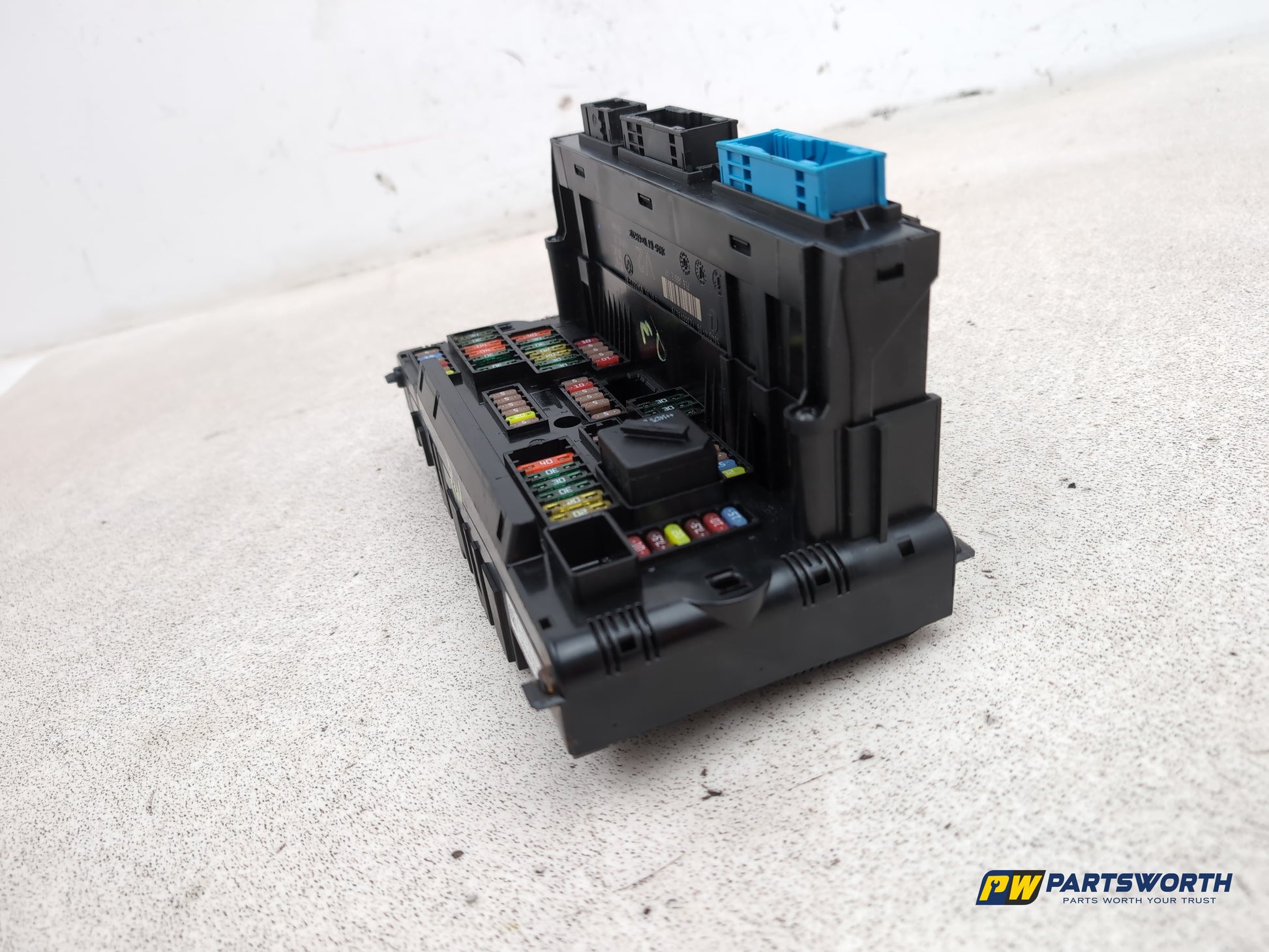 Bmw 5 6 Series F06 F10 F11 F12 F13 Front Fuse Relay Box & Junction Box 9252815 - photo 4