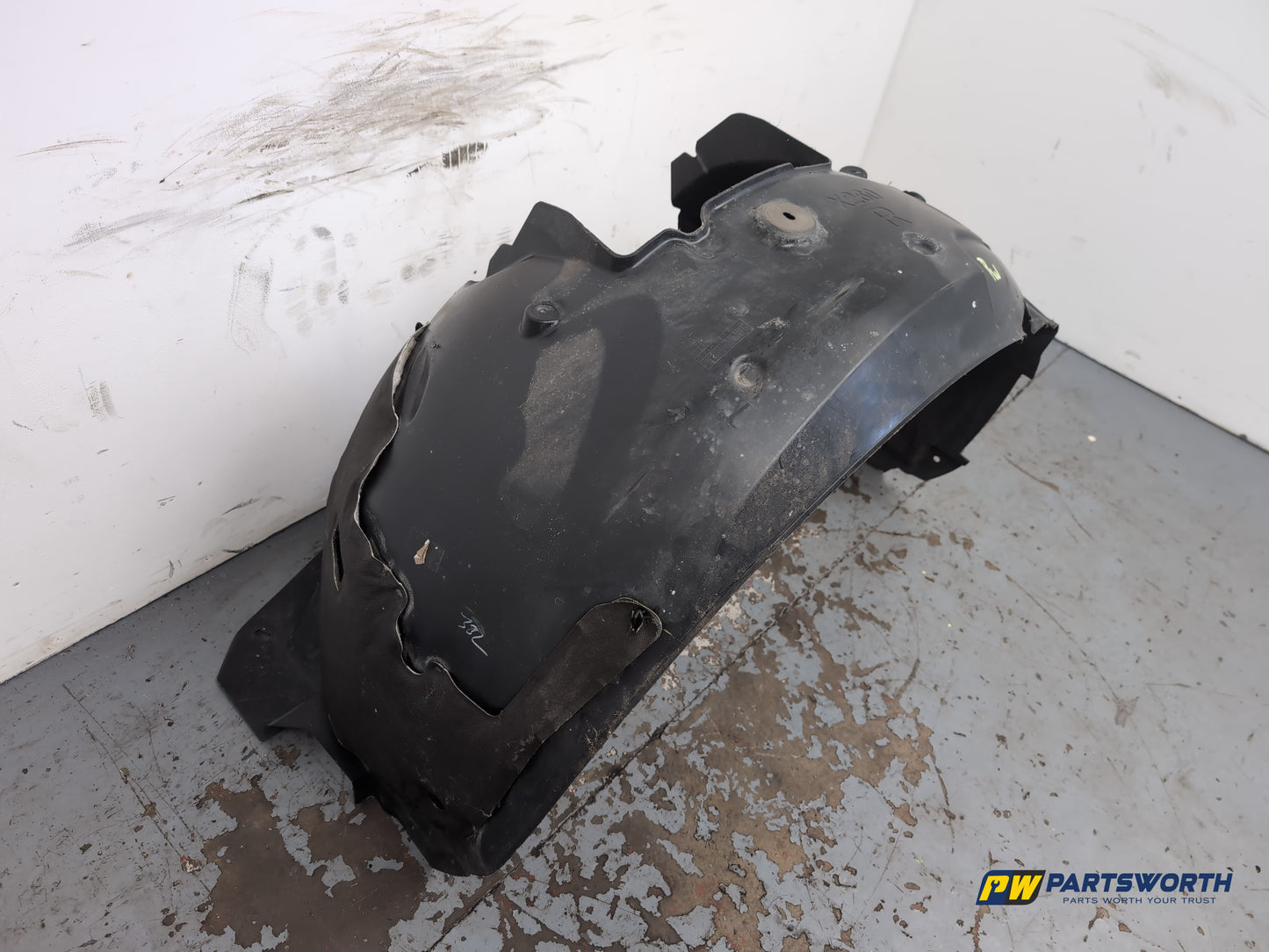 Moulding Wheel Arch Front RH 4