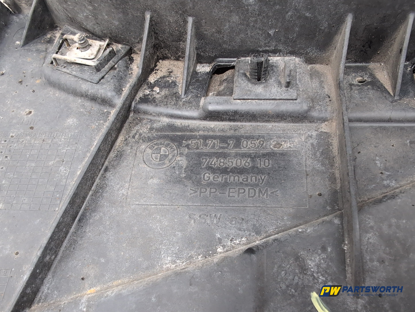 Bmw 1 Series Wheel Arch Inner Lh Passenger Side 7059375 2007-2013 - photo 4
