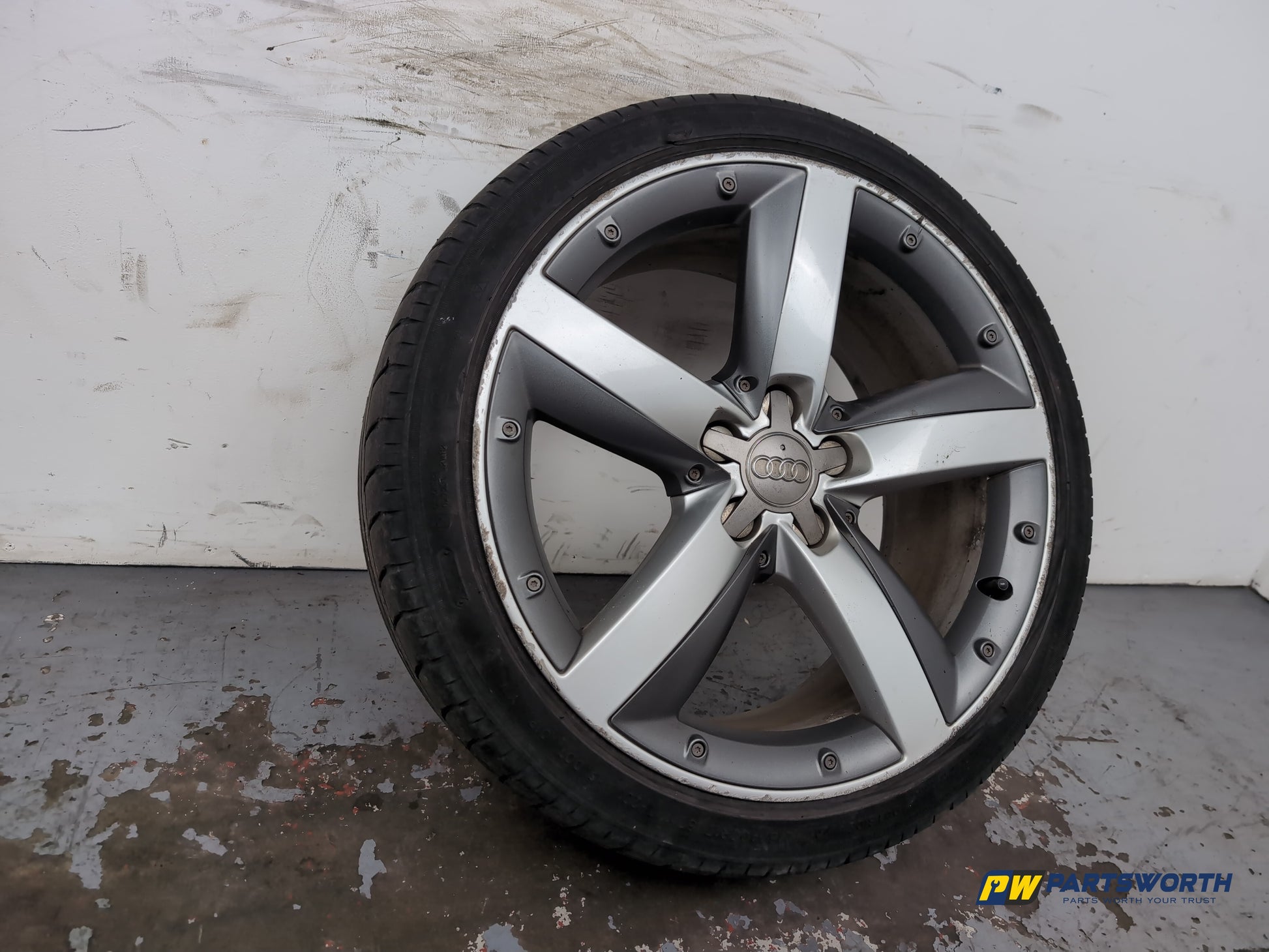 Audi A1 Contrast Edition Tdi Wheel With Tyre 215/40 R17 Silver Black 8x0601025e - photo 4