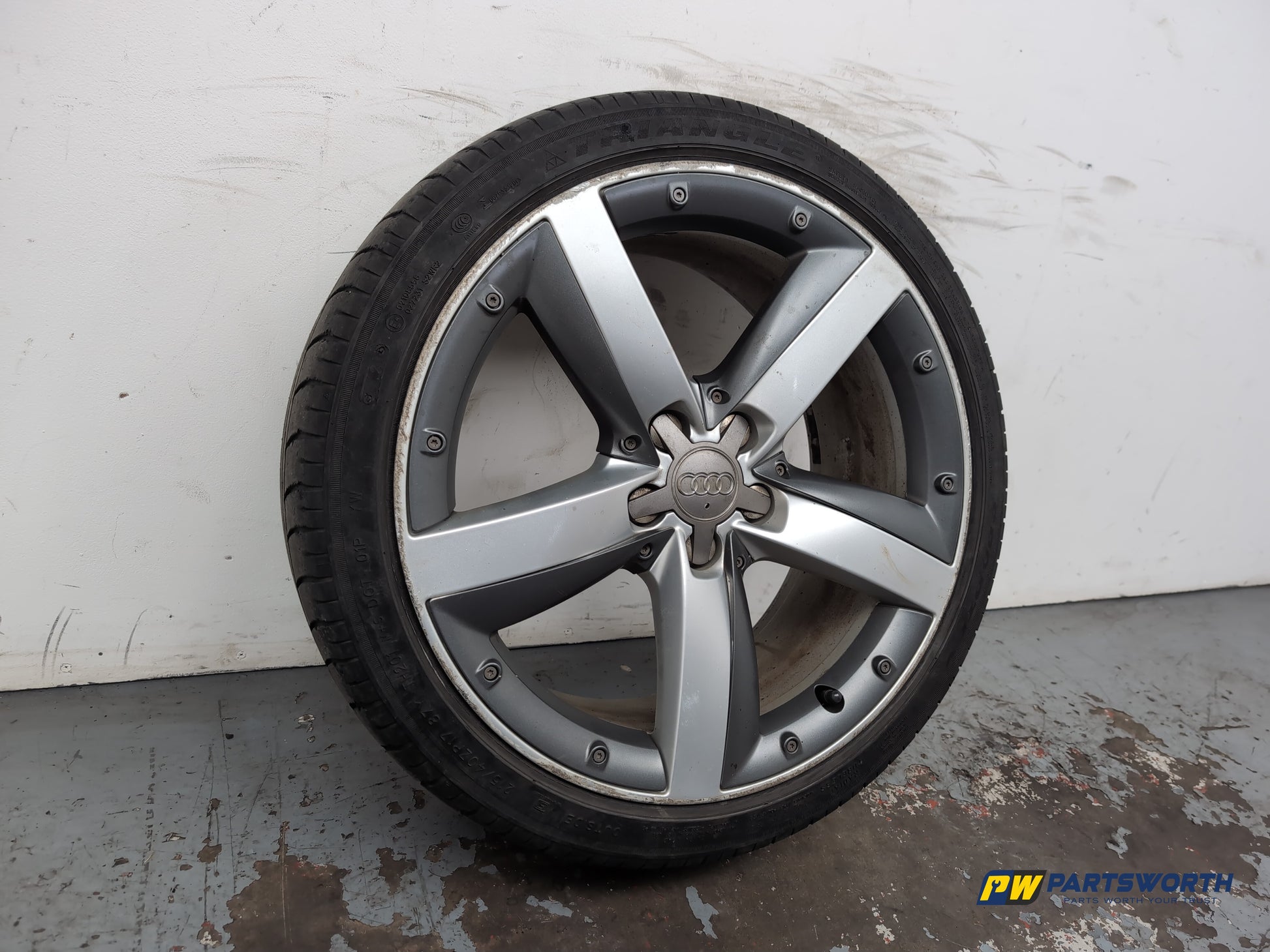 Audi A1 Contrast Edition Tdi Wheel With Tyre 215/40 R17 Silver Black 8x0601025e - photo 4