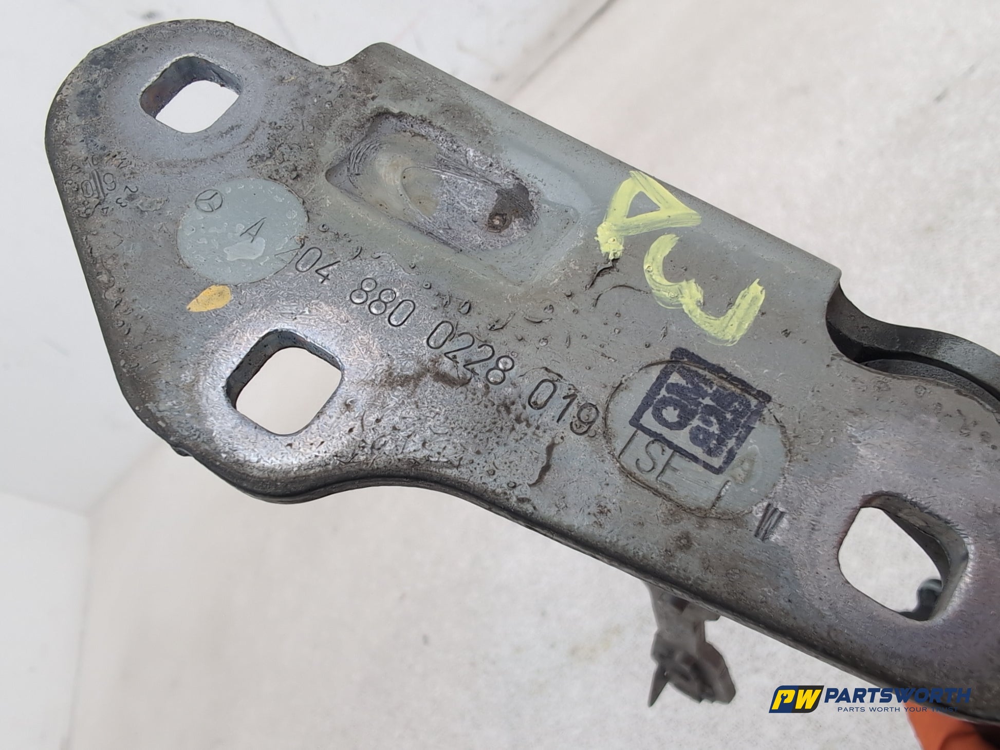 Mercedes-Benz E220 E-Class W212 Saloon Bonnet Hinge Rh Driver Side A2048800228 - photo 2