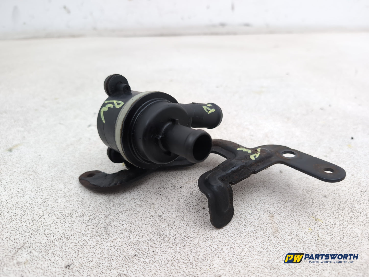 Audi A1 Contrast Edition 1.6l Diesel Auxiliary Water Pump 6r0965561a 2008-2012 - photo 4