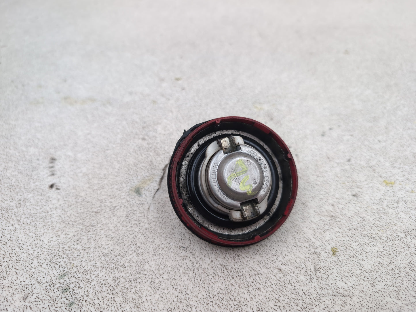 Mercedes-Benz E220 W212 Diesel Fuel Filler Cap Tank In Red A2204700705 - photo 4