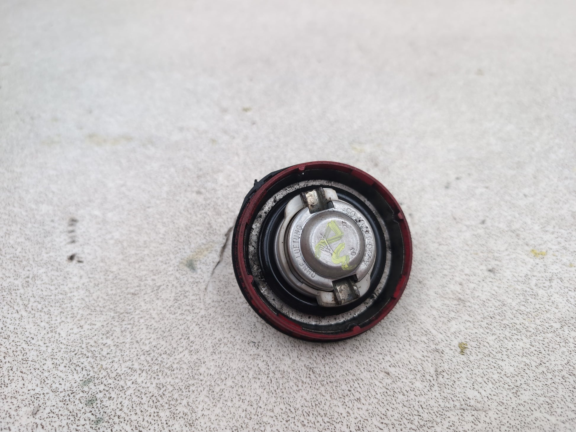 Mercedes-Benz E220 W212 Diesel Fuel Filler Cap Tank In Red A2204700705 - photo 4